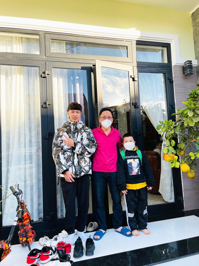 Du khách được lưu trú miễn phí chụp ảnh lưu niệm cùng anh Nguyễn Trà (áo đỏ)