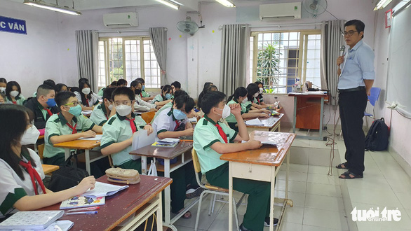 Tiết sinh hoạt đầu năm của học sinh Trường THCS Hà Huy Tập được tổ chức tại lớp học thay vì tổ chức tại sân trường - Ảnh: H.HG.