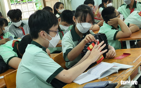 Học sinh lớp 8/6 Trường THCS Hà Huy Tập, quận Bình Thạnh, lì xì cho nhau trong ngày đầu tiên trở lại trường sau Tết để