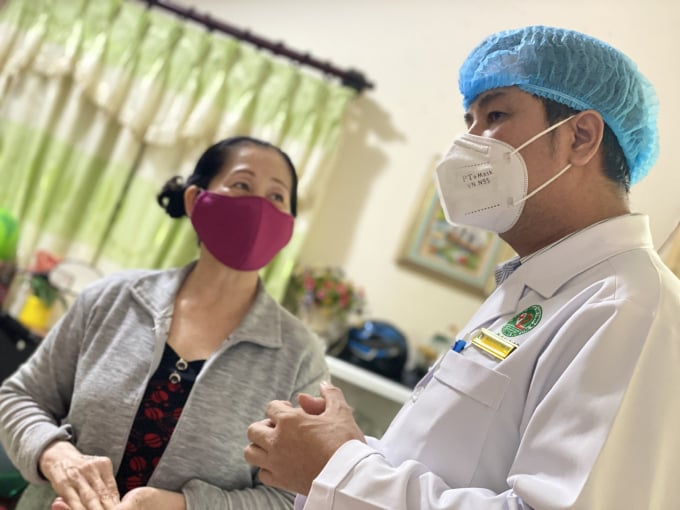 Bác sĩ dặn dò người nhà cách chăm sóc sức khỏe bệnh nhân.