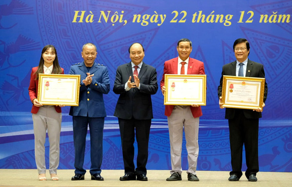 HLV Mai Đức Chung (thứ hai từ phải sang) được đề nghị trao tặng Huân chương Lao động hạng nhất sau kỳ tích đưa đội tuyển nữ Việt Nam giành vé đến World Cup - Ảnh: NGUYỄN KHÁNH