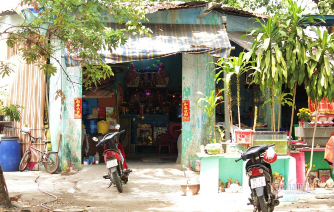 Không có nhà cửa, bà sống tạm trong căn nhà quàn cũ nát bị bỏ hoang trong nghĩa trang Bình Hưng Hòa.