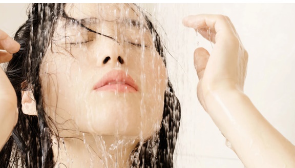Các bác sĩ cho biết chưa có nghiên cứu khoa học nào khẳng định tắm sẽ khiến bệnh nhân COVID-19 chuyển biến nặng hơn - Ảnh minh họa: GETTY IMAGES