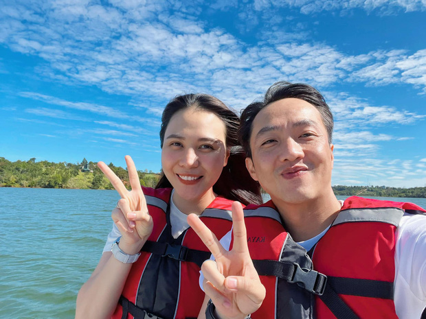 2 vợ chồng Cường Đô La và Đàm Thu Trang đang cùng nhau đi vi vu