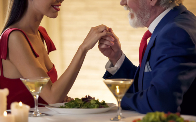 Rất nhiều cô gái chọn cách làm giàu nhanh bằng việc cặp với người già giàu có (Ảnh minh họa)