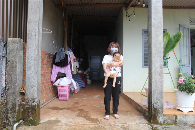 Bé An Nhiên cùng chị Đào Thị Thu Hiền đang ở trong căn nhà mượn của người quen. Ảnh: Phan Tuấn