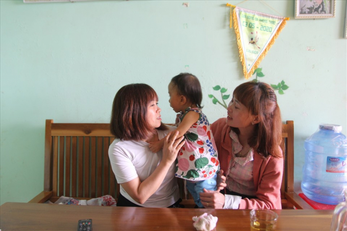 Bé An Nhiên vừa bị tật nguyền, lại không có cha, mẹ thì bị mắc bệnh tâm thần. Ảnh: Phan Tuấn