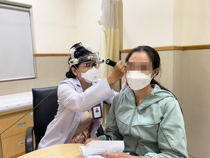 Các dấu hiệu nhận biết bị viêm tai giữa Hiện nay, mỗi ngày Phòng khám Tai - Mũi - Họng Bệnh viện Đại học Y Dược TP.HCM khám từ 300 - 400 ca. Trong số các bệnh nhân bị viêm tai giữa tới khám thì 10% bị biến chứng xơ xẹp nhĩ, thanh dịch, thủng màng nhĩ và viêm xương chũm. Bác sĩ Văn Thị Hải Hà cảnh báo các đối tượng dễ bị viêm tai giữa trở nặng gây biến chứng là người già, bệnh nhân đái tháo đường, người bị suy giảm miễn dịch. Viêm tai giữa nếu phát hiện sớm chỉ cần điều trị nội khoa bằng thuốc nhưng khi chậm trễ sẽ phải chụp MRI tai - sọ - não để đánh giá mức độ tổn thương và can thiệp bằng phẫu thuật. Các dấu hiệu nhận biết viêm tai giữa là đau tai, ù tai, tai chảy dịch.