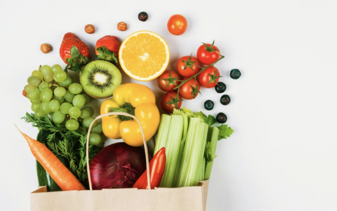 Chế độ ăn nhiều rau củ, hoa quả bổ sung vitamin, dinh dưỡng cho cơ thể. Ảnh: Shutterstock.