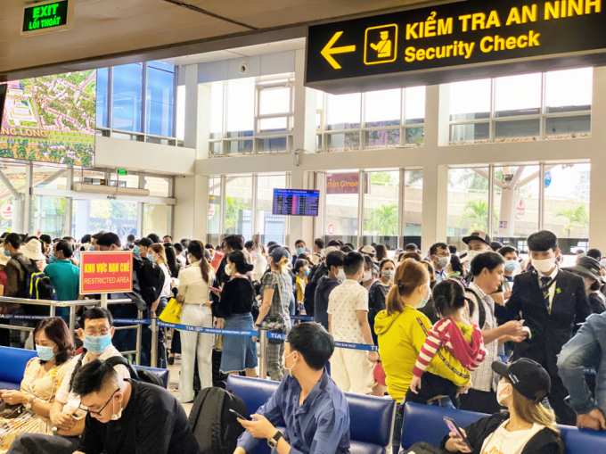 Khách chờ làm thủ tục ở sân bay Tân Sơn Nhất vào dịp lễ 30/4 - 1/5 năm 2021 - Ảnh: Q.Thái
