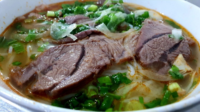 Một bát bún bò Huế. Ảnh: PĐ.