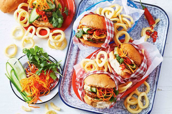 Món bánh burger 'lai' với bánh mì ở Việt Nam - Ảnh: taste.com.au