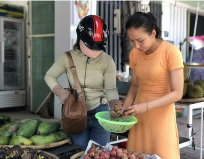 Chị Uyên đang đau đầu về giá cước vận chuyển mỗi kiện hàng