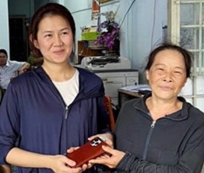 Bà Hoa trao trả chiếc điện thoại cho chị Vy tại cơ quan Công an.