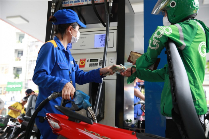 Giá xăng tăng liên tục và nỗi lòng “đau ví” của người lái xe. Ảnh: Hải Nguyên