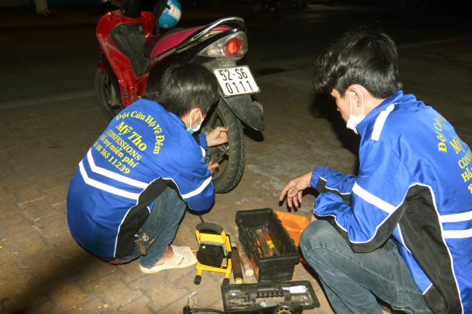 Nhiều xe máy bị thủng ruột do cán phải đinh hoặc mảnh thép được đội cứu hộ sửa chữa miễn phí, kể cả những trường hợp thay ruột xe mới
