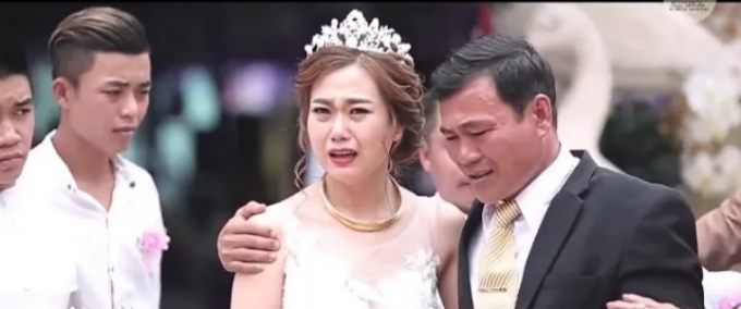 Nước mắt cha ngày con gái theo chồng (Nguồn YouTuber Khanh Hoang)