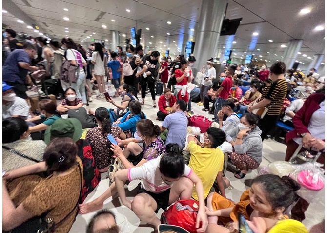 Hành khách ngồi tràn dưới sàn khu vực cửa bay. Ảnh: Lâm Anh.