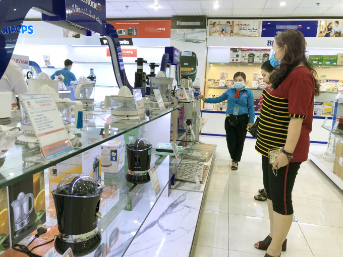 Rất nhiều vụ khiếu nại của người tiêu dùng liên quan đến sản phẩm điện máy nhưng hiện chưa có cơ quan kiểm định sản phẩm nên không có cơ sở quy trách nhiệm cho nhà sản xuất, kinh doanh, nhập khẩu - ẢNH: THANH HOA