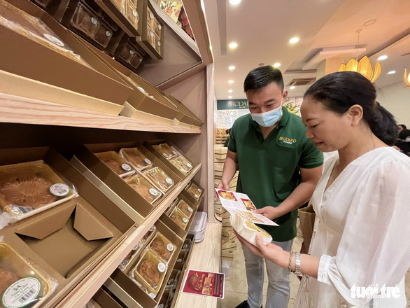 Khách tìm hiểu và mua bánh trung thu tại một cửa hàng ở quận 1, TP.HCM - Ảnh: N.BÌNH
