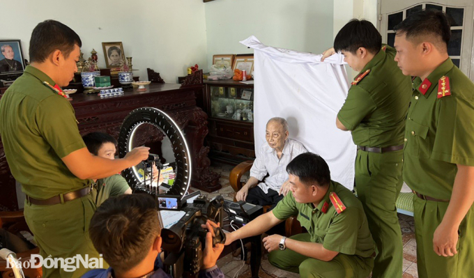Cán bộ Công an TP.Biên Hòa làm thẻ CCCD cho người già, người bệnh tại P.Tân Tiến. Ảnh: Công an cung cấp