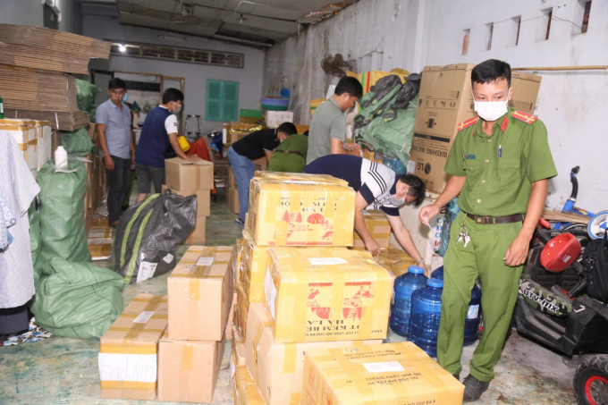 luc_luong_cong_an_kiem_tra_niem_phong_tang_vat_4
