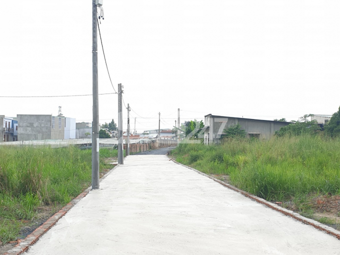 Hình ảnh con đường bê tông dọc thửa đất (60m)
