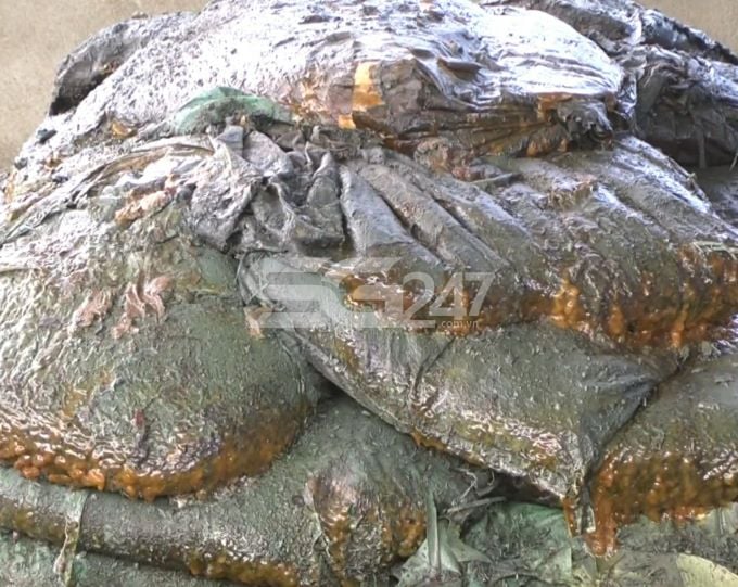 Mỡ bò (mỡ bôi trơn) được đóng trong bao tải, chất thành đống, mỡ bò chảy lênh láng trên nền bê tông
