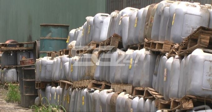Các can nhựa chứa dầu nhớt thải được xếp thành hàng và chồng lên nhau nằm bên trong cơ sở sản xuất mở bò của bà Diệp