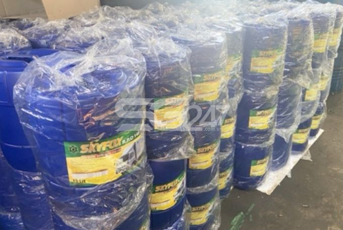 Những thùng nhựa dán nhãn skyfox (15 lít) dùng để chứa mỡ bò