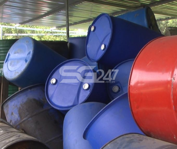 Các thùy phuy nhựa bên trong mái che tại cơ sở sản xuất mỡ bò của bà Diệp, tọa lạc tại tổ 31, Kp7, phường Long Bình, Tp. Biên Hòa