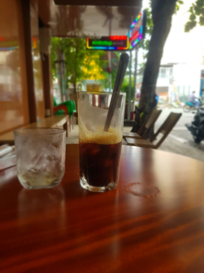 Ly cà phê đen đá nguyên chất
