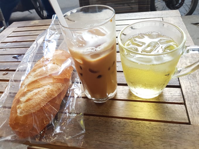 Cà phê sữa đá cùng bữa sáng vội vàng cho dân văn phòng