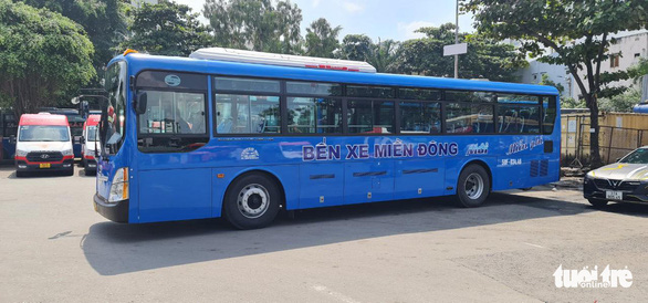 Xe buýt miễn phí cho khách đi lại ở bến xe Miền Đông mới - Ảnh: THU DUNG