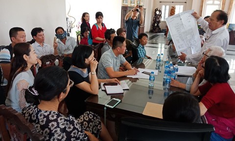 Khách hàng từng nhiều lần kéo lên trụ sở Công ty CP Đầu tư và Phát triển đô thị Phi Long chất vấn về việc bán 1 nền đất cho nhiều người.