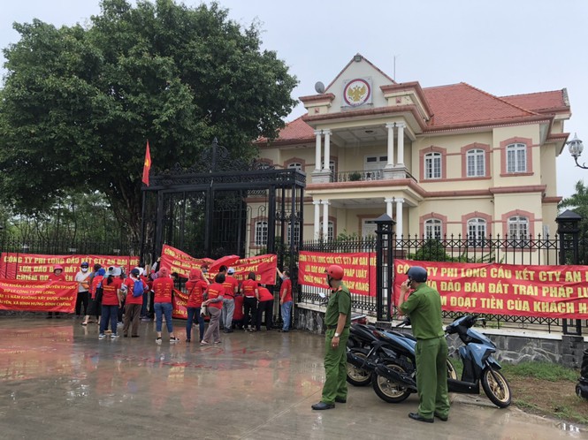 Mới đây nhất, bất chấp trời mưa, hàng chục khách hàng vẫn kéo lên trụ sở Công ty Phi Long căng băng rôn yêu cầu tháo dỡ 6 công trình không phép và mong cơ quan chức năng vào cuộc để đòi lại tiền.