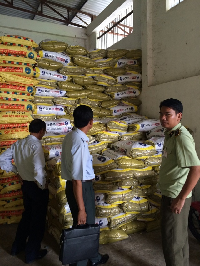 Cơ quan chức năng kiểm tra tình hình kinh doanh phân bón. Ảnh: Đức Trung/NNVN