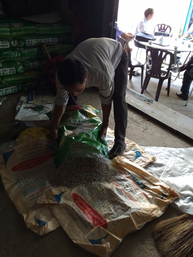 Lấy mẫu phân bón đi kiểm tra. Ảnh: Đức Trung/NNVN