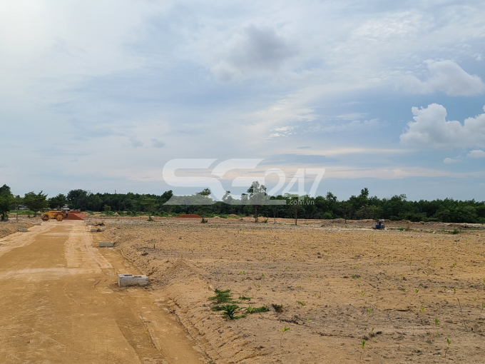 Khu đất rộng lớn đã được san phẳng tạo nền