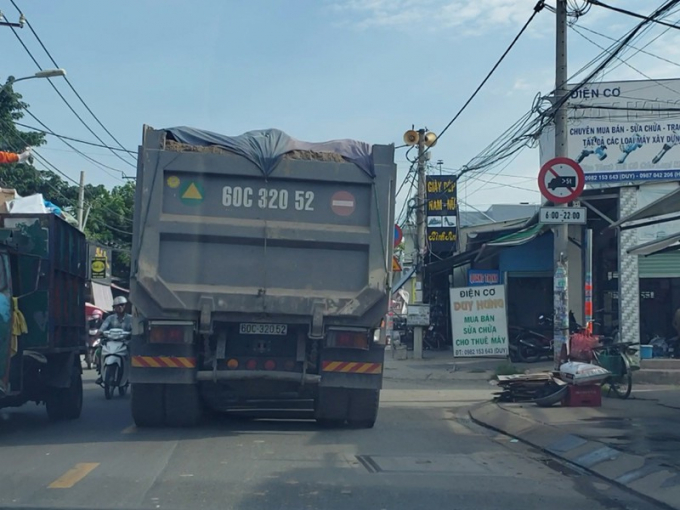 Xe ben chở cát chạy trên đường Nguyễn Xiển. Ảnh: T.SANG