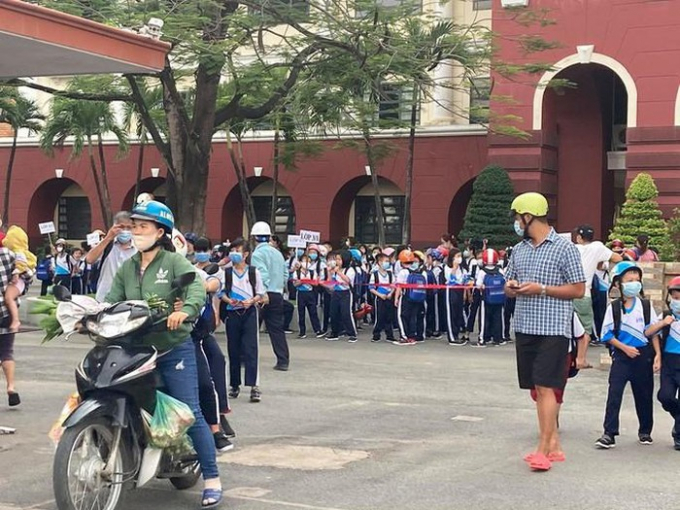 Cảnh học sinh đi học lại bất chấp lệnh cấm