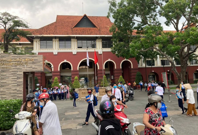 Học sinh trường Tiểu học - Trung học cơ sở Nguyễn Khuyến đến trường chiều 18/8. Ảnh: Thái Hà