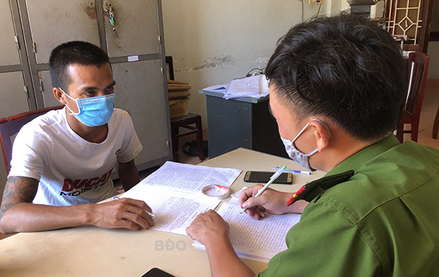 Tên trộm Bùi Trường Giang tại cơ quan công an. Ảnh: Thành Long