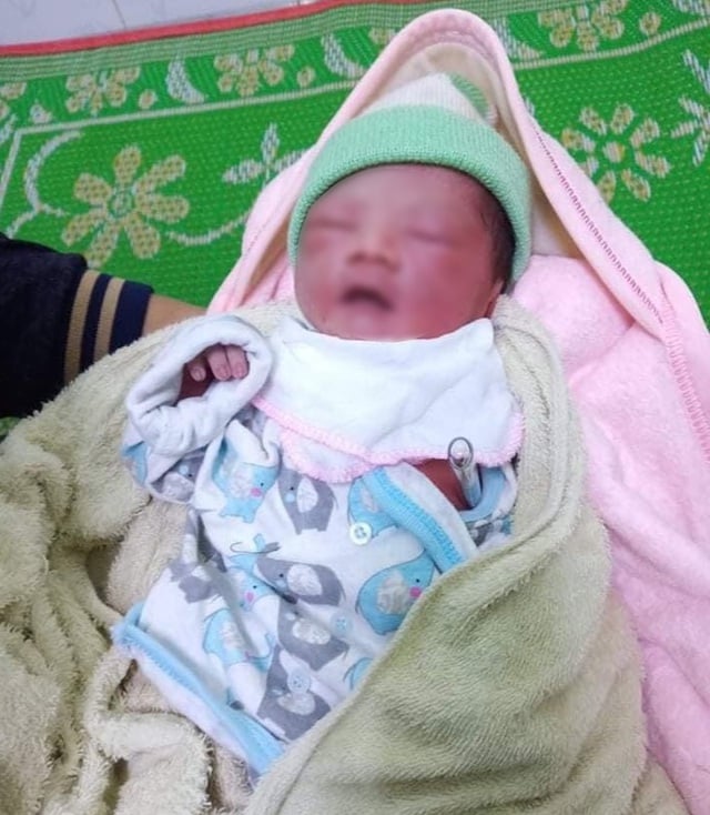 Bé gái sơ sinh bị bỏ rơi trong rẫy bắp cùng làn da bỏng rát vì cháy nắng