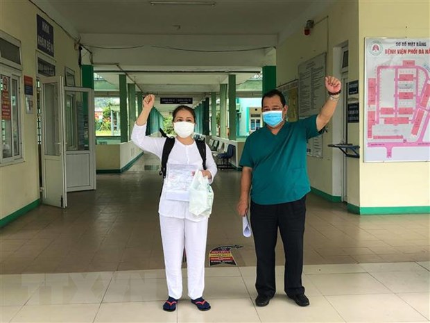 Bệnh nhân 1015, bệnh nhân cuối cùng điều trị tại Bệnh viện Phổi Đà Nẵng, được xuất viện. (Ảnh: TTXVN phát)