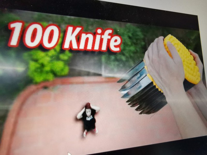 Video thả 100 con dao từ trên cao xuống của NTN Vlogs bị chỉ trích dữ dội. Theo chuyên gia, các nhà sáng tạo nội dung như này nên được giáo dục, nâng cao kỹ năng về trách nhiệm xã hội. Ảnh chụp màn hình.