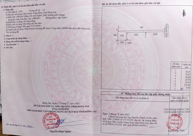 “Cò” Hội giao cho chúng tôi xem cuốn sổ hồng ghi nhận đất trồng cây lâu năm, trên điện tích đất này đã được phân lô bán nền