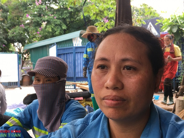 “Nghề công nhân môi trường vất vả, người lúc nào cũng bẩn thỉu, hôi thối. Chúng tôi bán sức khỏe để lấy đồng tiền mà còn bị quỵt thì nó thật quá bất công”, chị Hòa bức xúc nói.