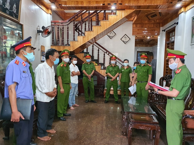 Cơ quan CSĐT Công an tỉnh Thừa Thiên Huế đọc lệnh bắt giữ các đối tượng.