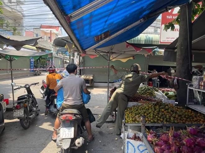 Một chốt phong tỏa tại chợ Long Bình Tân.